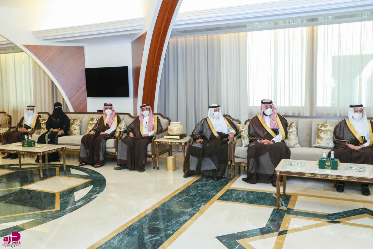 أمير الشرقية يستقبل رئيس مجلس إدارة غرفة المنطقة وعدد من رؤساء لجان أمير الشرقية يستقبل رئيس مجلس إدارة غرفة المنطقة وعدد من رؤساء لجان