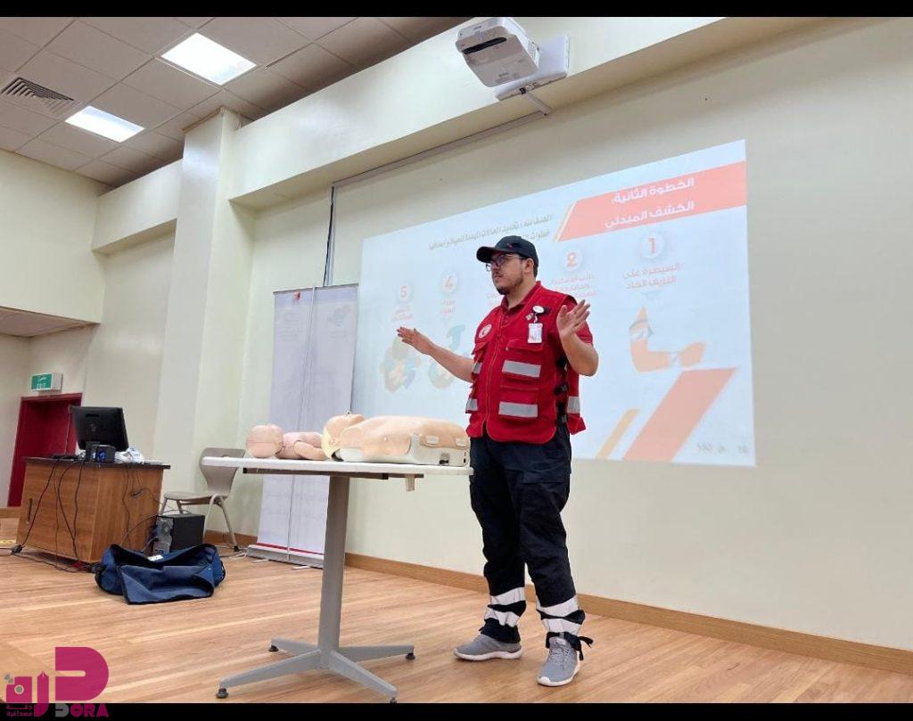 الهلال الأحمر بالشمالية يقيم برنامجًا توعويا عن الإسعافات الأولية في تقنية رفحاء من المنطقة