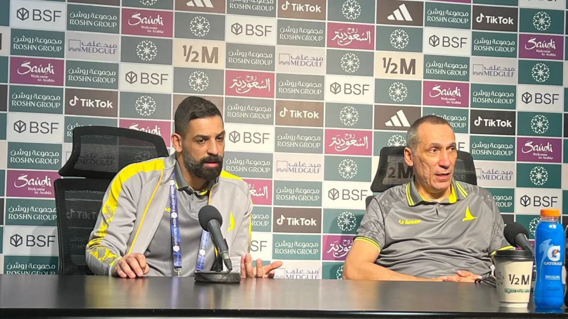 اليوناني دونيس، مدرب فريق الخليج
