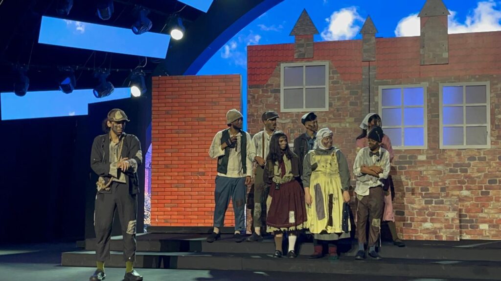 مسرحية "أطفال المداخن